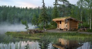 Охотничий домик у воды